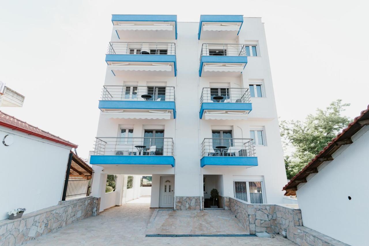 Blue And White Luxury Suites Nea Kallikrateia Eksteriør bilde