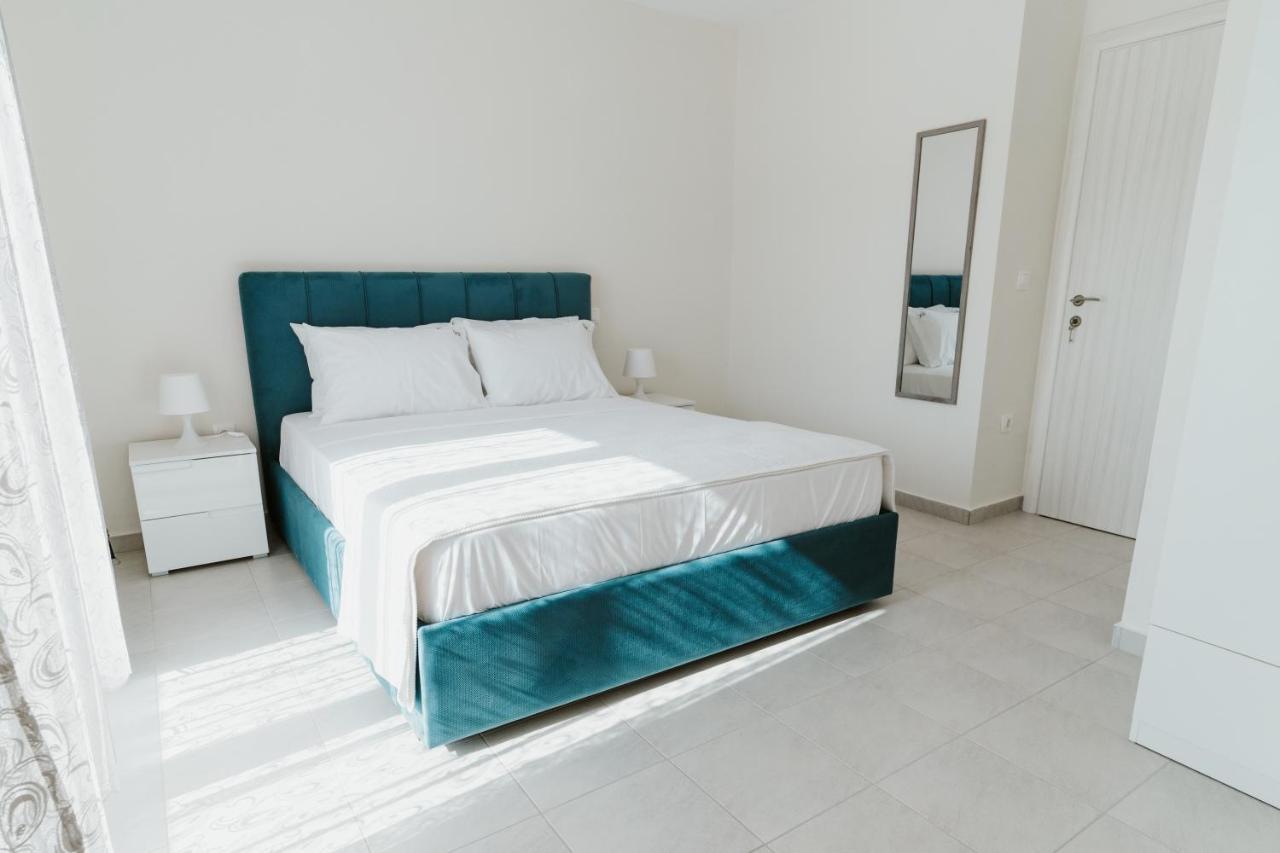 Blue And White Luxury Suites Nea Kallikrateia Eksteriør bilde