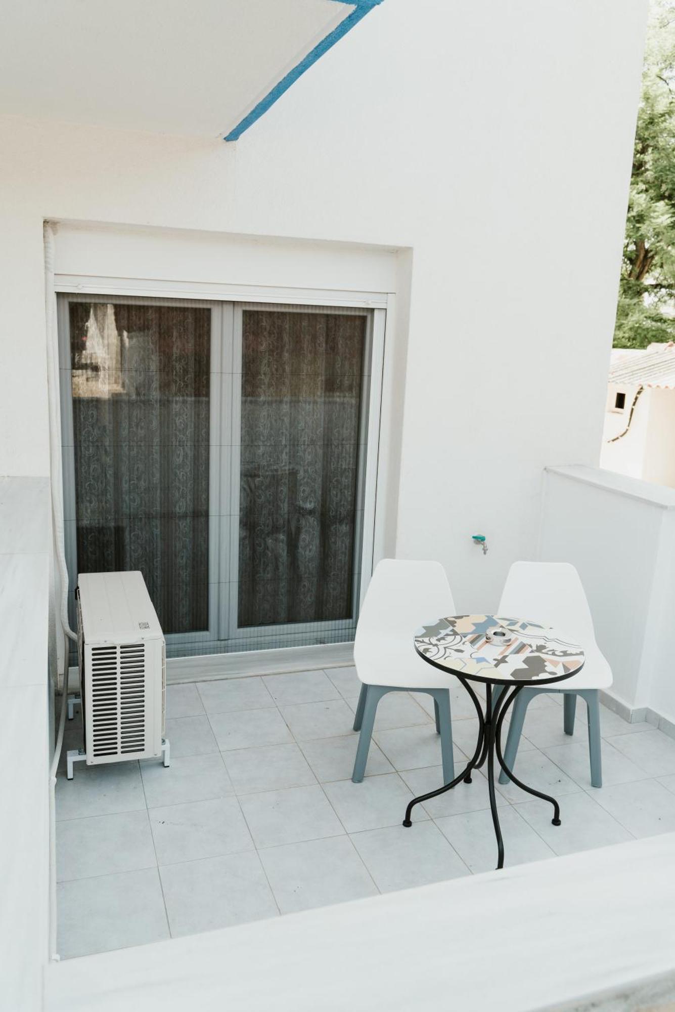 Blue And White Luxury Suites Nea Kallikrateia Eksteriør bilde