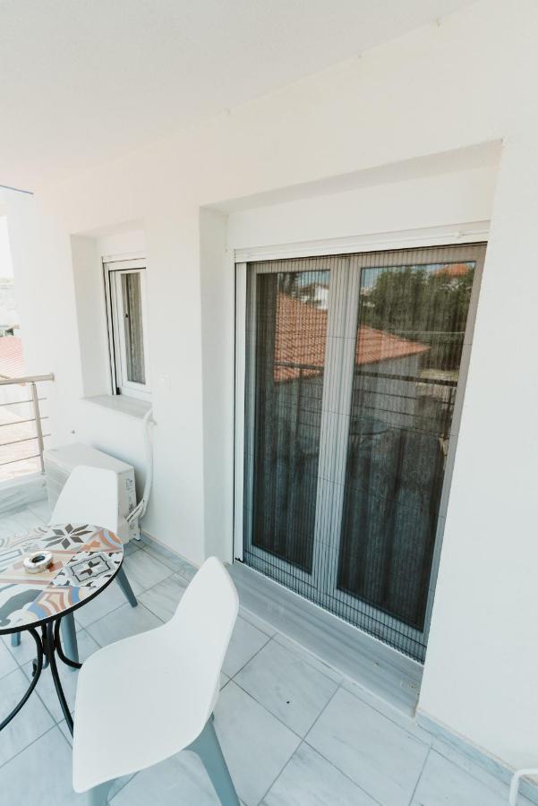 Blue And White Luxury Suites Nea Kallikrateia Eksteriør bilde