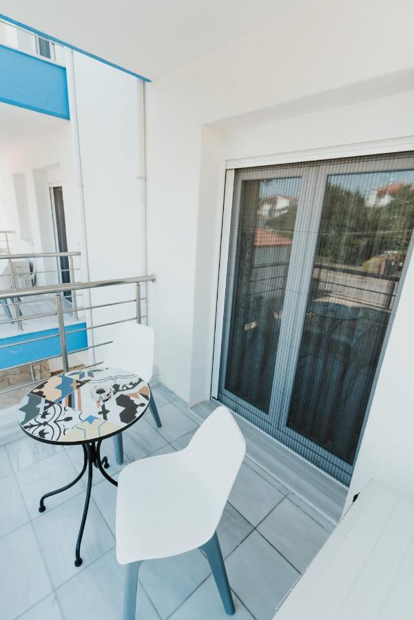Blue And White Luxury Suites Nea Kallikrateia Eksteriør bilde