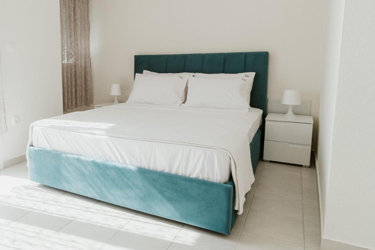 Blue And White Luxury Suites Nea Kallikrateia Eksteriør bilde