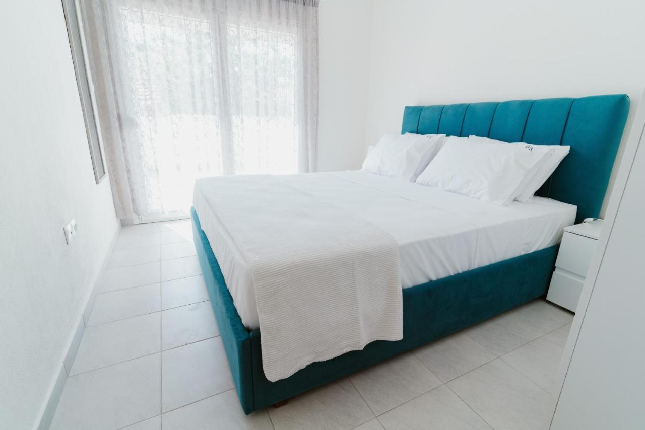 Blue And White Luxury Suites Nea Kallikrateia Eksteriør bilde